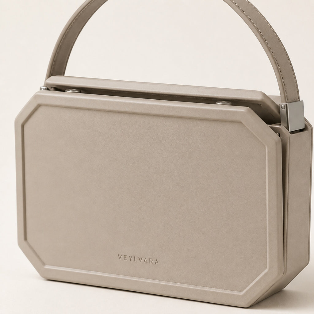 VEYLVARA strukturerad mini axelväska – stenbeige