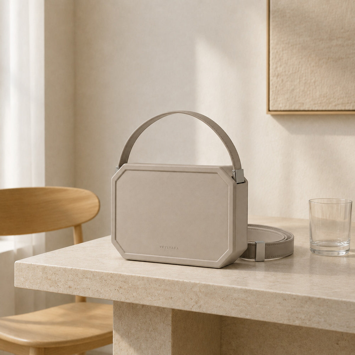 VEYLVARA strukturerad mini axelväska – stenbeige
