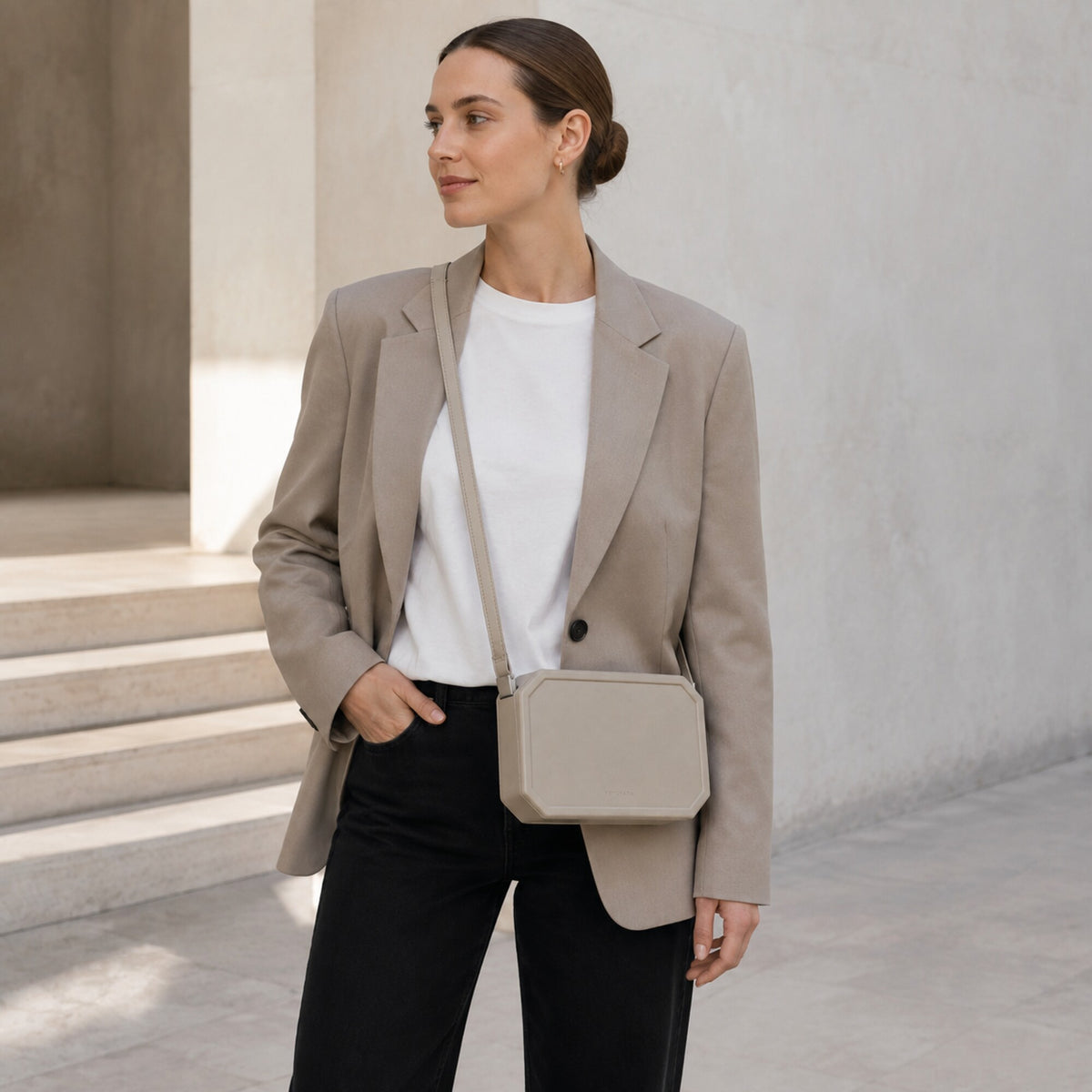 VEYLVARA strukturerad mini axelväska – stenbeige