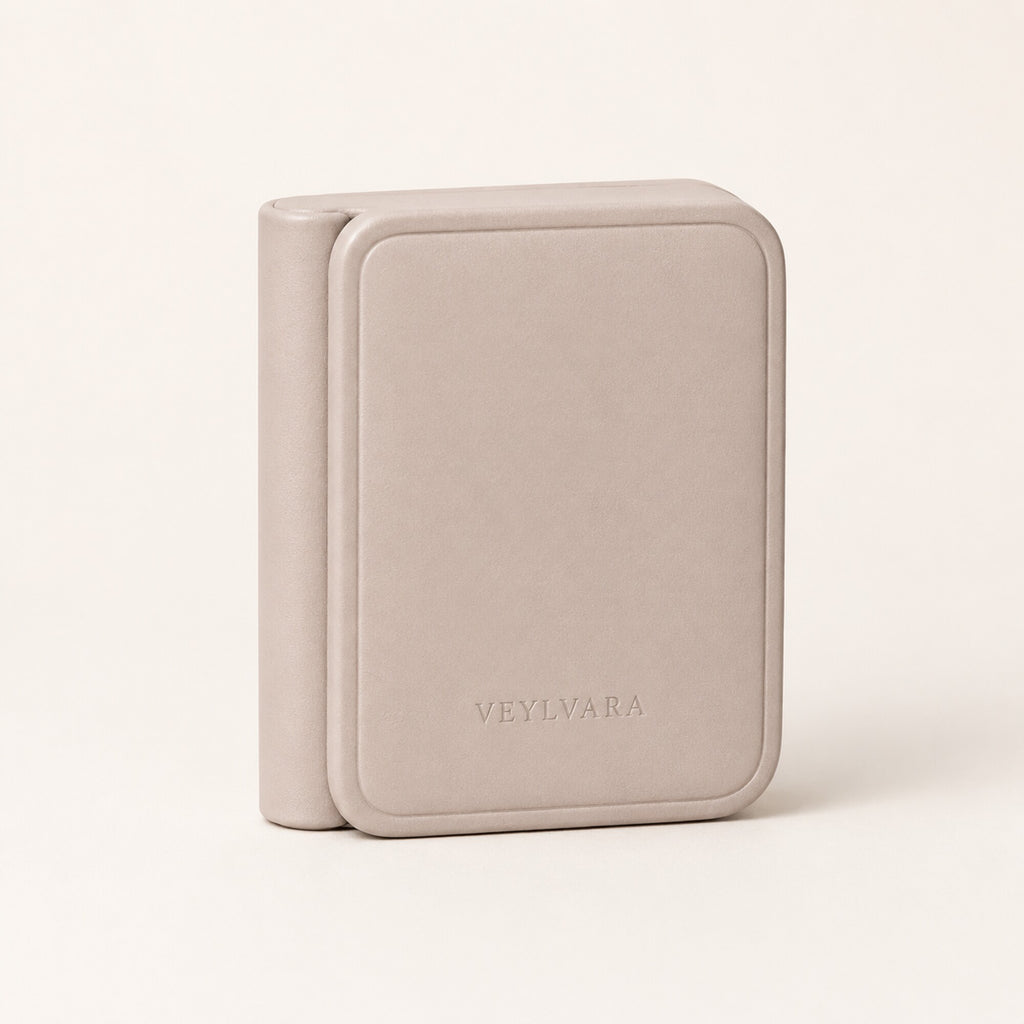 VEYLVARA kompakt resesmyckesetui – puderbeige