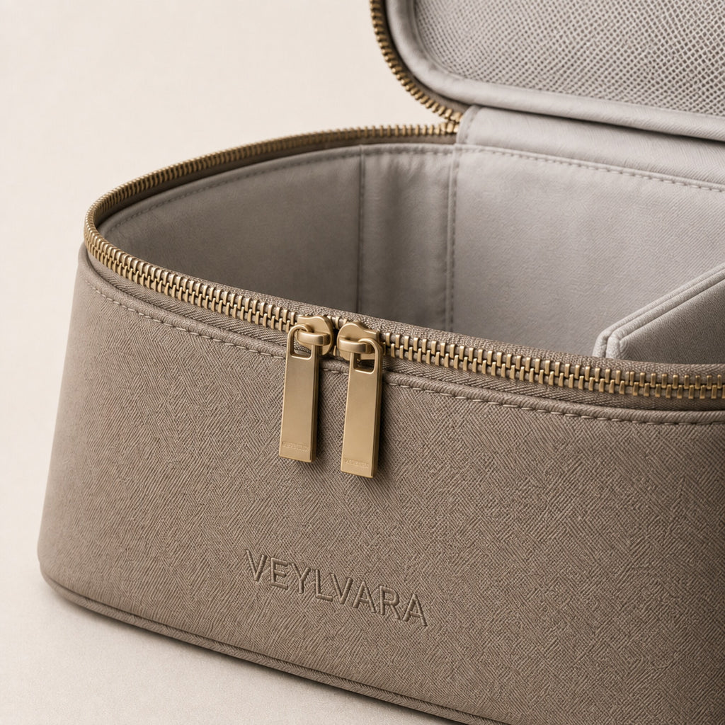 VEYLVARA resesminkväska med tresidig öppning – varm taupe